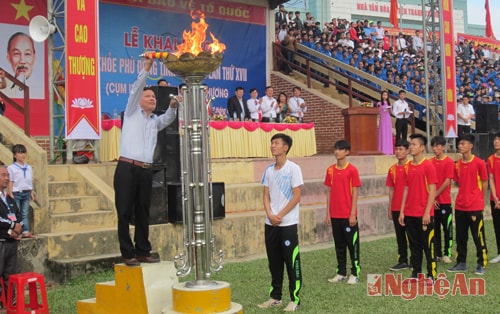 Lãnh đạo huyện Thanh Chương thắp ngọn lửa 