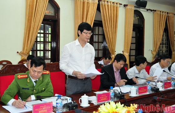 Đồng chí Lê Xuân Đại - Ủy viên Ban Thường vụ Tỉnh ủy, Phó Chủ tịch UBND tỉnh báo cáo tình hình thực hiện kinh tế - xã hội 9 tháng đầu năm 2015