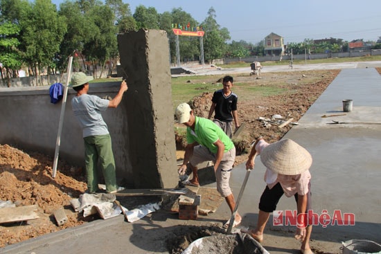 Xã đang đẩy nhanh tiến độ hoàn thiện công trình sân vận động