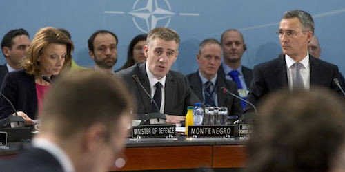 Bộ trưởng Bộ Ngoại Giao Montenegro Igor Luksic hoan nghênh lời mới của gia nhập của NATO. Ảnh: AP