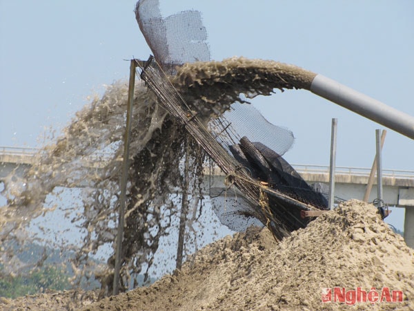 Khai thác cát dưới chân Cầu Rộ ( Thanh Chương), ảnh Nguyên Hưng