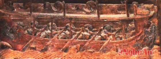 Đua thuyền trên sông Lam là một bức điêu khắc điển hình.