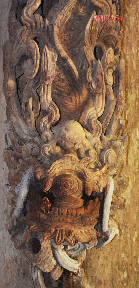 Cần phải nói đến là nghệ thuật chạm lộng gỗ ở Đình Hoành Sơn.