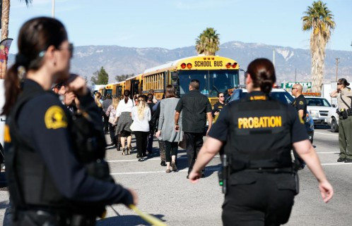 Cảnh sát đưa người dân ra khỏi hiện trường sau khi có ít nhất 1 kẻ tấn công đã nổ súng tại một trung tâm dịch vụ xã hội ở San Bernardino, Califonia hôm 2/12, khiến ít nhất 14 người thiệt mạng và 17 người khác bị thương.