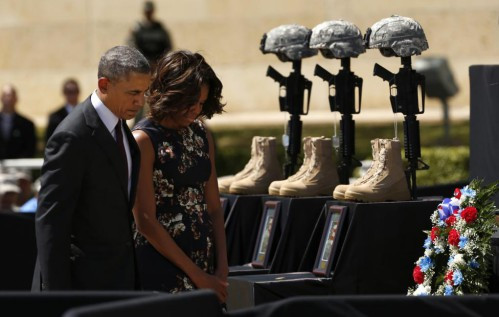 Tổng thống Mỹ Barack Obama và phu nhân Michelle Obama tưởng niệm các binh sỹ thiệt mạng tại Fort Hood, Texas hôm 9/4/2014. Trước đó, hôm 2/4/2014, một lính Mỹ được xác định danh tính là Ivan A. Lopez đã bắn chết 3 người và làm bị thương 16 người khác tại Fort Hood trước khi tự sát.