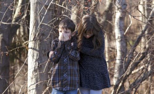 Học sinh trường tiểu học Sandy Hook đứng chờ ngoài khu vực trường học sau khi vụ xả súng tại Newtown, Connecticut hôm 14/12/2012 khiến 12 học sinh nữ, 8 học sinh nam và 6 phụ nữ thiệt mạng.