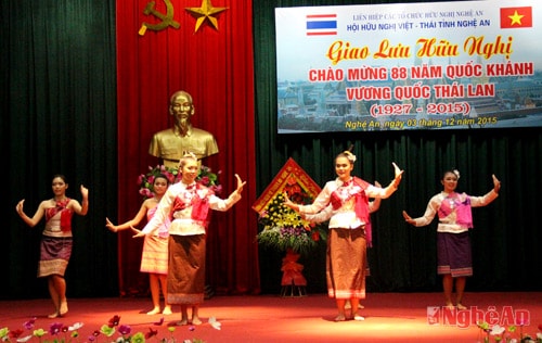 Tiết mục văn nghệ chào mừng lễ kỷ niệm do du học sinh Thái Lan tại trường Đại học Vinh biểu diễn. 