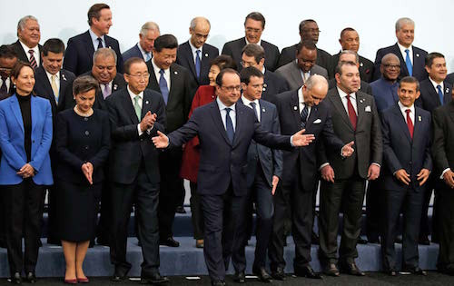 Tổng thống Pháp François Hollande cùng các nhà lãnh đạo các nước tại COP21. Ảnh: AP