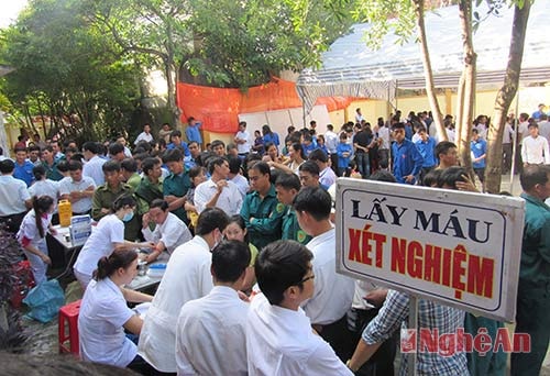 Các tình nguyện viên làm thủ tục xét nghiệm trước khi hiến máu