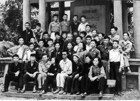 Bác Hồ với các đại biểu dự Đại hội Anh hùng, chiến sĩ thi đua và cán bộ gương mẫu toàn quốc lần thứ nhất tại Kim Bình (5-1952). Ảnh internet