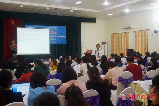 Đồng chí Nguyễn Hồ Cảnh, Phó Hiệu trưởng Trường Chính trị tỉnh giới thiệu chuyên đề về HĐND và quy trình bầu cử