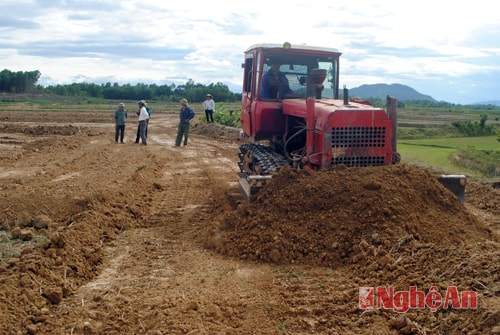 Xã Hương Sơn phải sử dụng máy ủi để san ủi 60 ha ruộng bậc thang. Mỗi gia đình thuộc diện chuyển đổi ruộng đất đóng góp ít nhất 70 nghìn đồng để thuê máy ủi.