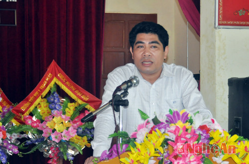 Đồng chí Vi Văn Sơn, Phó Bí thư, Chủ tịch UBND huyện Con Cuông trả lời một số thắc mắc cửa cử tri