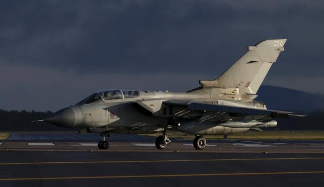 Một chiếc Tornado của Không quân Hoàng gia Anh hạ cánh tại RAF Lossiemouth, Scotland hôm 2/12.