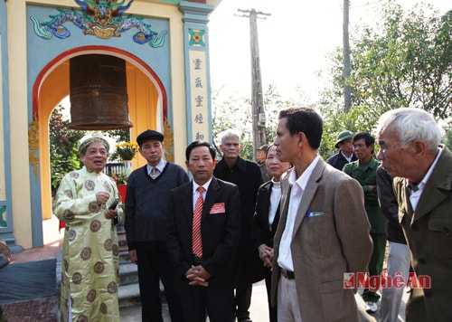 Giáo sư - NGND Nguyễn Đình Chú (bên trái) giới thiệu công trình Đại hồng chung