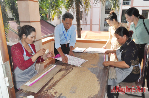 Các lao động làng nghề sản xuất hương trầm hưởng ứng cuộc thi tay nghề thợ giỏi do Liên minh HTX tỉnh tổ chức
