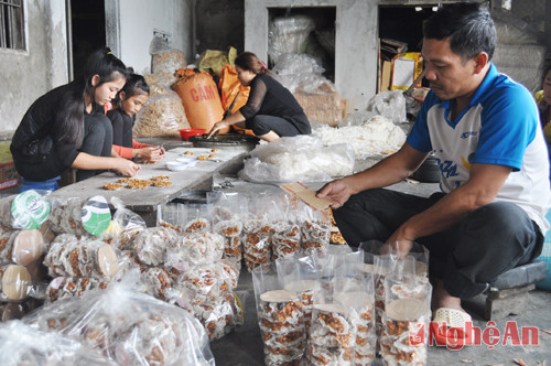 Sản xuất bánh kẹo ở Làng nghề bánh kẹo Đông Hà (Diễn Châu).