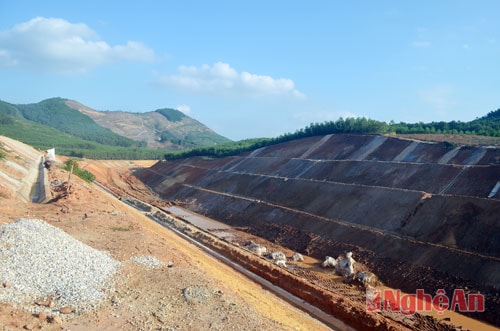 Kênh tiêu Châu Bình thuộc dự án hồ chưa nước Bản Mồng đang dần hoàn thiện.