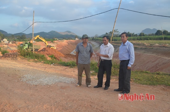 Nhân dân bản Quỳnh 1, xã Châu Bình (Quỳ Châu) trao đổi với cán bộ xã về việc làm cầu dân sinh.