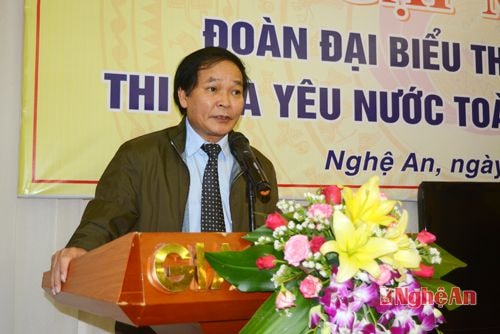 Đồng chí Nguyễn Thanh Nhàn - Phó trưởng đoàn đại biểu tỉnh Nghệ An phổ biến một số quy chế tham dự đại hội cho các đại biểu.