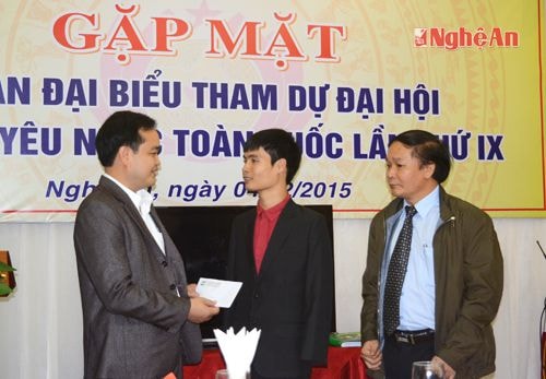 Dịp này, đại biểu Lê Xuân Đạt, Giám đốc Nhà máy Granit Trung Đô, điển hình tiên tiến, đã trao quà cho em Nguyễn Minh Phú, quê ở xã Thọ Thành, huyện Yên Thành, là điển hình người có công do Bộ LĐ-TBXH giới thiệu. 