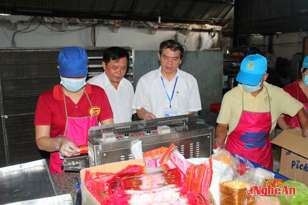 Kiểm tra an toàn thực phẩm tại cơ sở sản xuất bánh Hương Phúc (TP. Vinh).