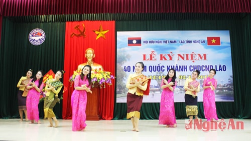 Tiết mục văn nghệ chào mừng lễ kỷ niệm do du học sinh Lào tại trường đại học Vinh biểu diễn 