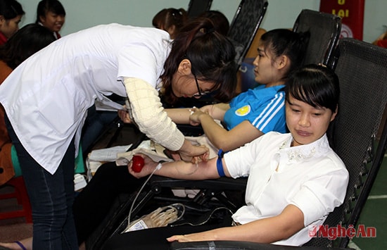 Hoạt động hiến máu tình nguyện của các bạn sinh viên là nghĩa cử cao đẹp, nhân văn  nhằm sẻ chia khó khăn với những người bệnh cần máu.