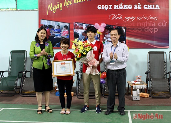 Dịp này, CLB Hiến máu tình nguyện của Trường Đại học Kinh tế Nghệ An đã được được Hội sinh viên tỉnh khen thưởng vì đã có thành tích xuất sắc trong công tuyên truyền, vận động hiến máu. 