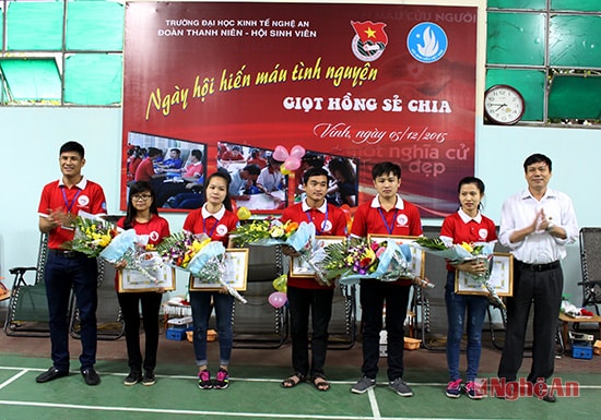 Đoàn Trường Đại học Kinh tế cũng đã khen thưởng các cá nhân đã có thành tích xuất sắc trong công tác tuyên truyền vận động hiến máu tình nguyện. 
