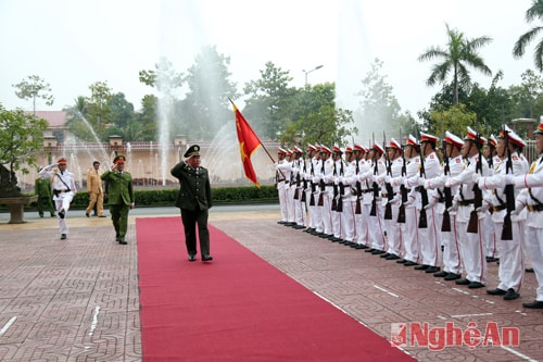  Thứ trưởng Bùi Văn Thành duyệt đội danh dự Công an Nghệ An.