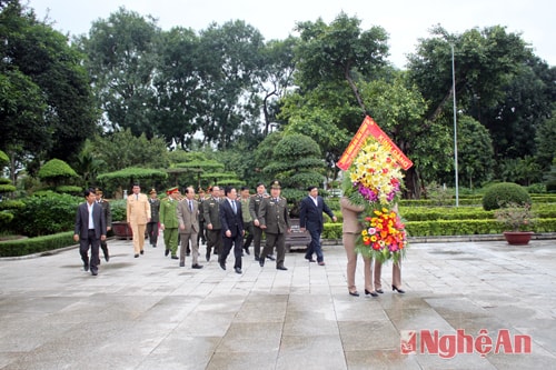 Thứ trưởng Bùi Văn Thành cùng đồng chí Hồ ĐỨc Phớ - Bí thư Tỉnh ủy, Nguyễn Xuân Đường - Phó Bí thư Tỉnh ủy - Chủ tịch UBND tỉnh và đoàn công tác dâng hương, dâng hoa tại Khu di tích Kim Liên