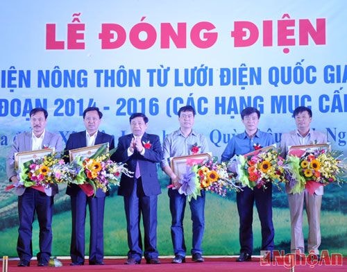 Đồng chí Nguyễn Xuân Đường trao tặng Bằng khen của UBND tỉnh cho các tập thể có nhiều đóng góp tích cực trong việc triển khai dự án.