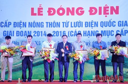 Lãnh đạo Tập đoàn Điện lực Việt Nam tặng Bằng khen cho các tập thể có nhiều thành tích trong quá trình triển khai dự án.