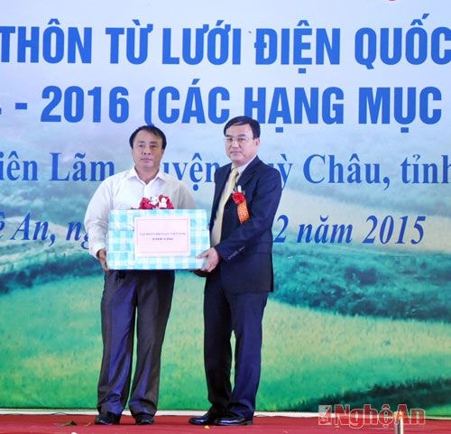 Lãnh đao Tập đoàn Điện lực Việt Nam tặng quà cho UBND xã Diên Lãm.