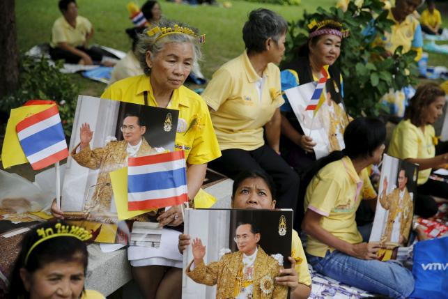 Người dân Thái Lan tham gia lễ kỷ niệm 88 năm sinh nhật Nhà vua Bhumibol Adulyadej  ngày 5/12. Ảnh: Reuters
