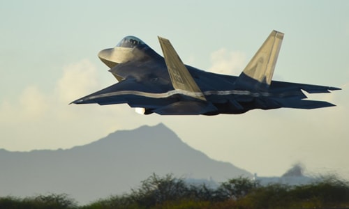 Máy F-22 Raptor của không quân Mỹ tham gia nhiệm vụ tấn công các mục tiêu IS ở Syria lần đầu tiên năm 2014. Ảnh: CNN