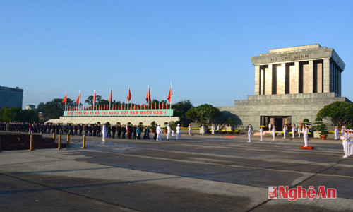 Đoàn đại biểu chuẩn bị tiến vào lăng viếng Chủ tịch Hồ Chí Minh.