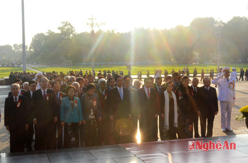 Các đồng chí lãnh đạo Đảng, Nhà nước thành kính làm lễ trước anh linh Chủ tịch Hồ Chí Minh.