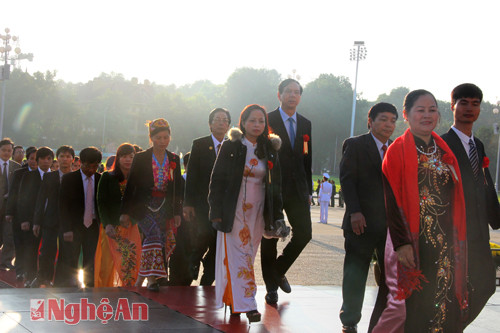 Đoàn đại biểu tỉnh Nghệ An  - quê hương Bác Hồ muôn vàn kính yêu kính xúc động tiến vào lăng viếng Người.