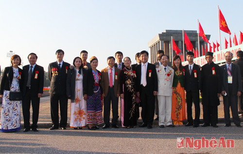 Các đại biểu thi đua yêu nước của Nghệ An chụp ảnh lưu niệm tại Quảng trường Ba Đình lịch sử.