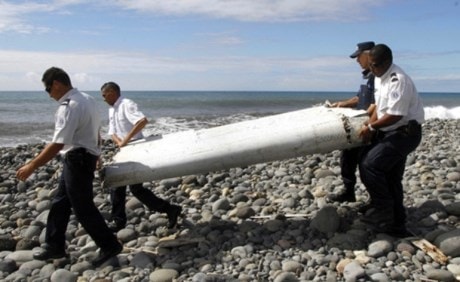 Cánh máy bay trôi dạt lên đảo Reunion được xác định là của chiếc MH370. (Ảnh: Reuters)