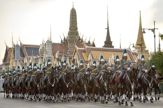 Đội kỵ binh diễu hành trong lễ kỷ niệm lần thứ 88 ngày sinh Nhà vua và Quốc khánh Thái Lan, ở Bangkok. (Nguồn: AFP)