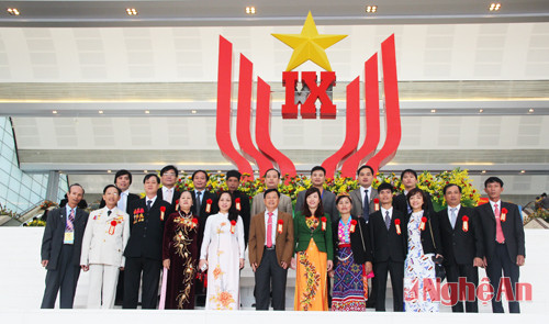 Đoàn đại biểu tỉnh Nghệ An chụp ảnh lưu niệm tại Trung tâm Hội nghị Quốc gia.