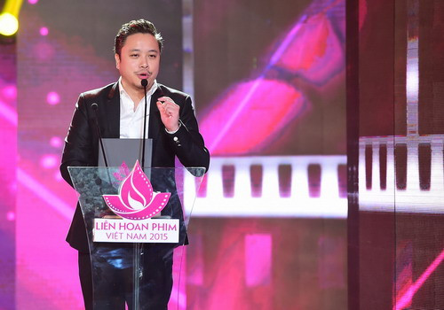  Đạo diễn Victor Vũ phát biểu trên sân khấu khi nhận giải 