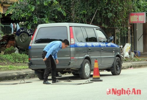 Phát hiện có lực lượng Thanh tra giao thông Nghệ An đứng chốt tại thị trấn Con Cuông.