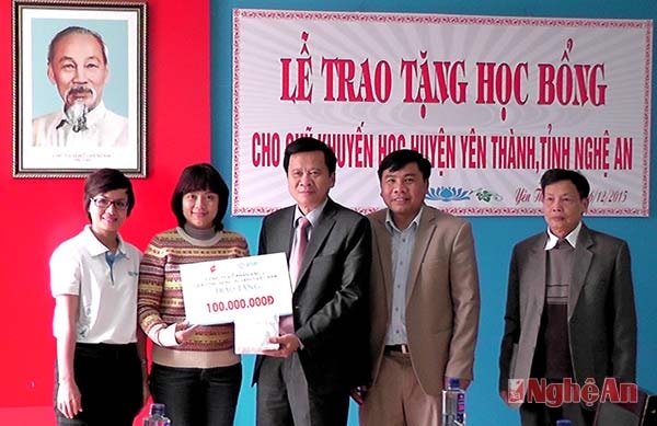 Các đơn vị trao kinh phí hỗ trợ cho đại diện lãnh đạo huyện Yên Thành