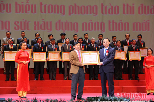Đại biểu Nguyễn Trí Hóa - Bí thư Đảng bộ xã Sơn Thành, huyện Yên Thành nhận Bằng khen của Thủ tướng Chính phủ dành cho xã NTM tiêu biểu.