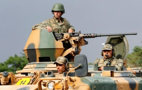 Quân đội Thổ Nhĩ Kỳ ngồi trên xe bọc thép. Ảnh: Reuters