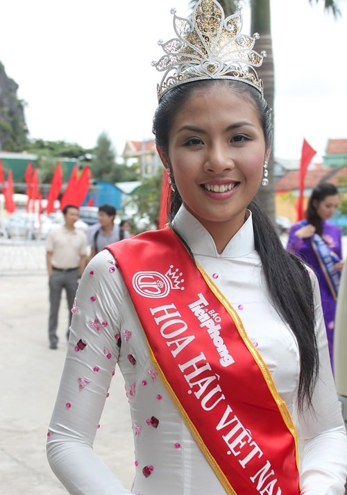 Năm 2010, Ngọc Hân giành vương miện Hoa hậu Việt Nam và nhận nhiều phản hồi trái chiều về nhan sắc. Nhưng người đẹp lại được đánh giá cao về học vấn, sự thông minh và khéo léo trong cư xử.
